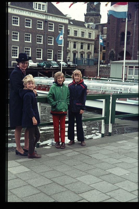 29.Amsterdam mei 1973 Mama,Brigitte,Marion,Peter.JPG